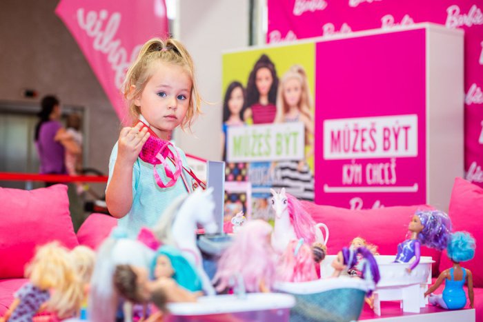 Ilustračný obrázok k článku Na párty plnej zábavy sa dievčatá zmenia na pravé princezné a chlapci na super pretekárov