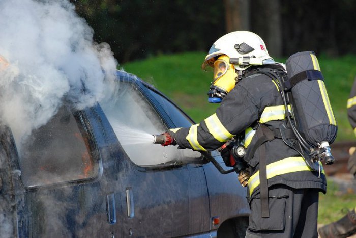 Ilustračný obrázok k článku Ľudská nevšímavosť? Manželom z Pincinej horelo auto, vodiči im na pomoc nezastavili