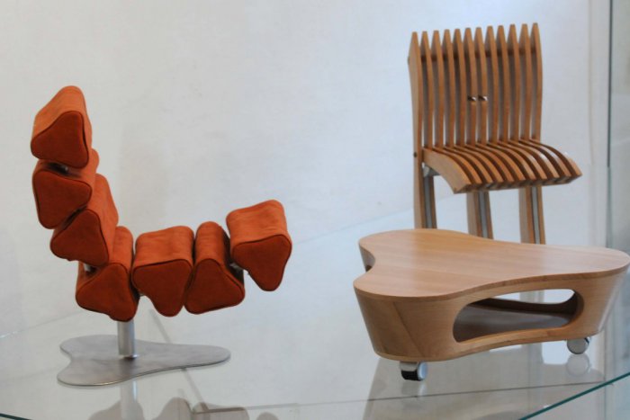 Ilustračný obrázok k článku Obrazy v podobe stoličiek aj barové sedenie. Unikátne výtvory zvolenských študentov