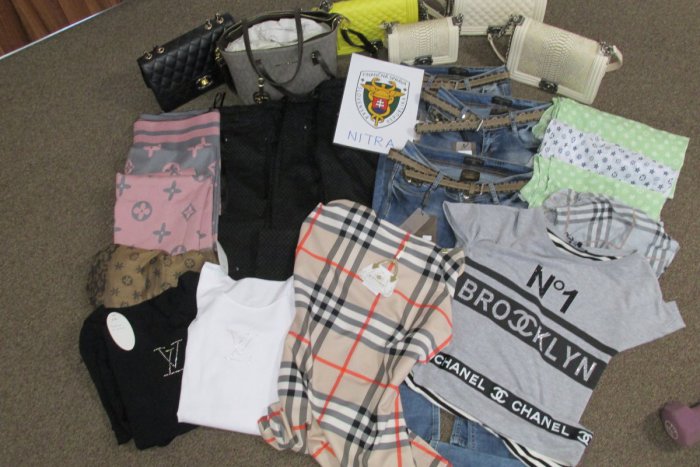 Ilustračný obrázok k článku Colníci objavili na Starej Vajnorskej stovky falzifikátov textilných výrobkov za pol milióna eur