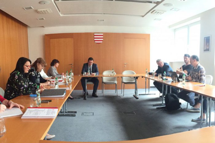 Ilustračný obrázok k článku Financovanie škôl a školských zariadení v Bystrici? Prvýkrát zasadla pracovná skupina