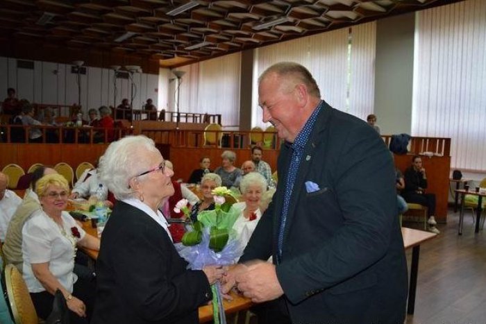 Ilustračný obrázok k článku Oslava Dňa matiek v Rožňave: Hudba, tanec aj kytice kvetov, FOTO