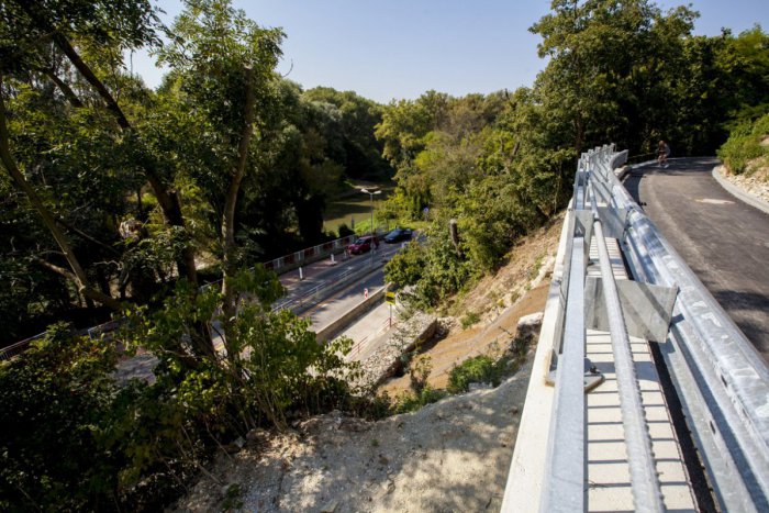 Ilustračný obrázok k článku V neďalekej dedinke sa zosunul svah nad cestou: Štát prisľúbil pomoc