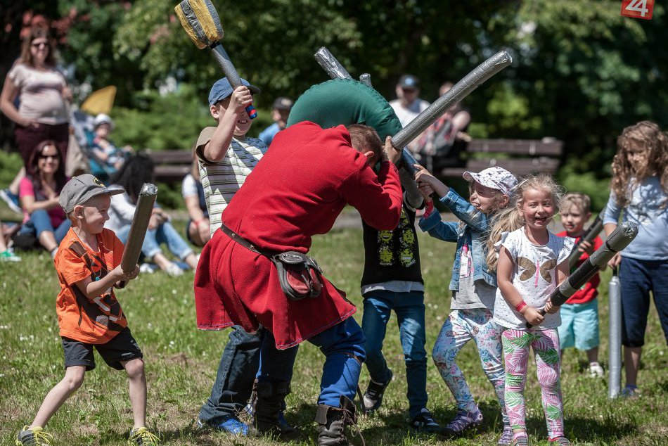 Ilustračný obrázok k článku FOTO: Rytiersky súboj aj dobové remeslá. Na Zvolenskom zámku sa bolo na čo pozerať