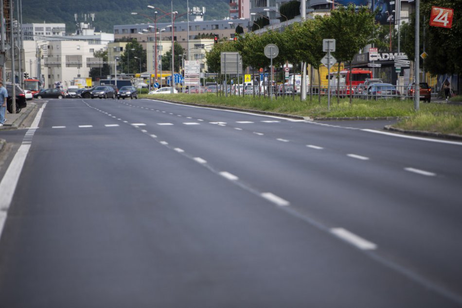 Ilustračný obrázok k článku VIDEO: Bajkalská ulica pred a po rekonštrukcii. Ako sa vám jazdí po novom povrchu?