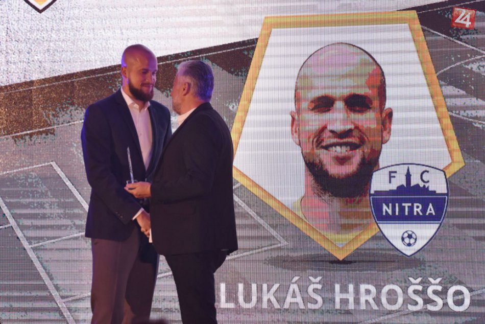 Ilustračný obrázok k článku Jedenástka sezóny: Miesto v elitnej zostave si vychytal Hroššo, brankár FC Nitra