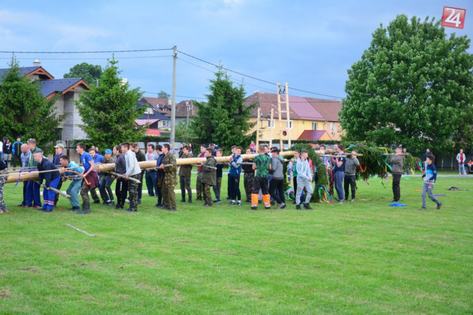 Ilustračný obrázok k článku Tradícii zostávajú verní už roky: V obci Jamník stojí 26 metrov vysoký máj, FOTO