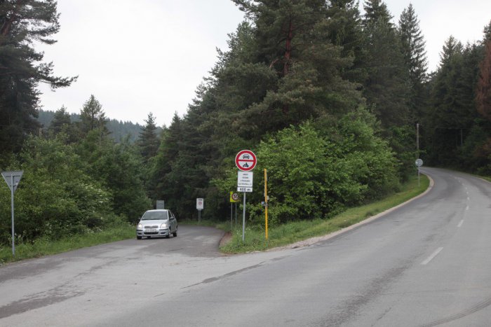 Ilustračný obrázok k článku Spornú cestu medzi Tepličkou a Zástraním by mali čiastočne sprístupniť