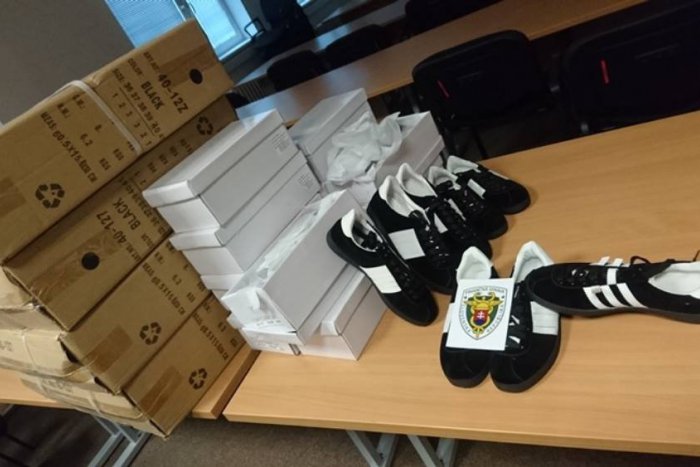 Ilustračný obrázok k článku Ako sa z falošných tenisiek robia "originály"? Stačí odstrániť dva pásiky