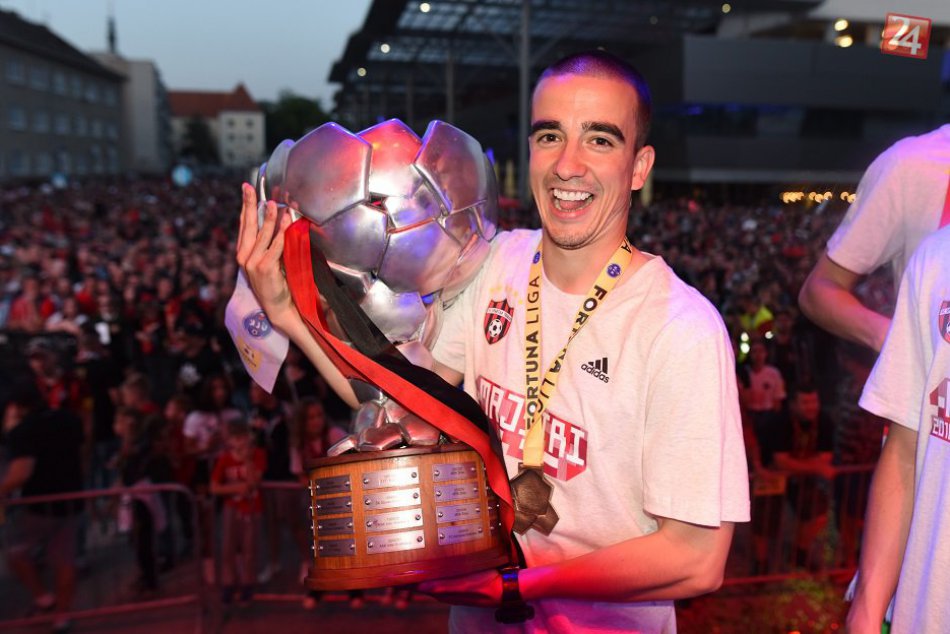 Ilustračný obrázok k článku Majstrovský pohár z Trnavy putuje po Slovensku: Obdivovať ho budú na týchto miestach