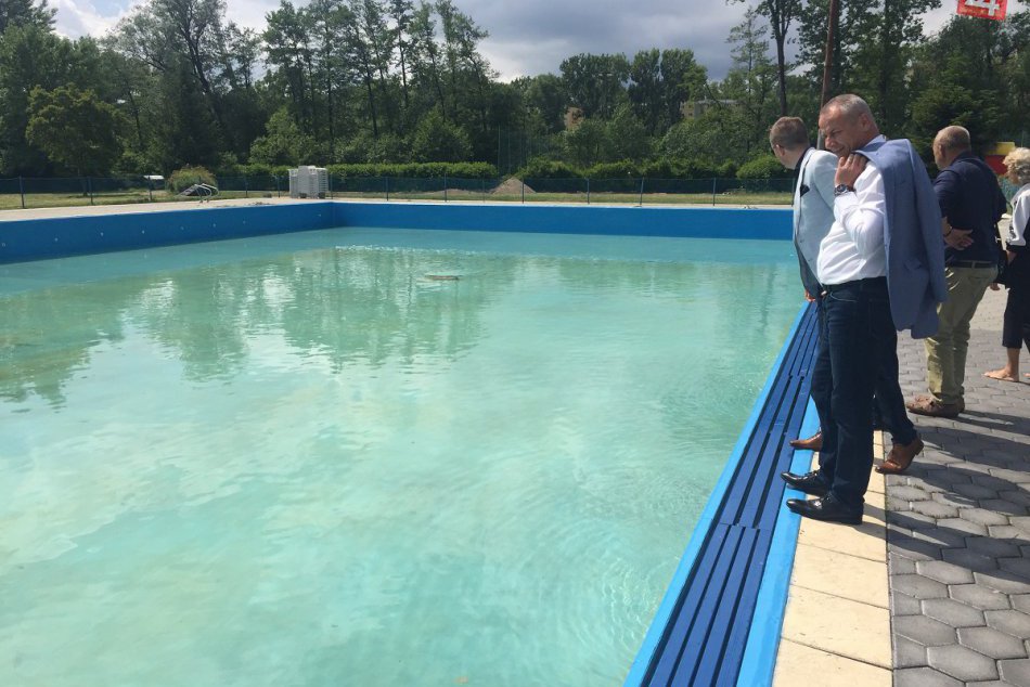 Ilustračný obrázok k článku Primátor s poslancami na bystrickom kúpalisku. Čo zistili počas kontrolného dňa?