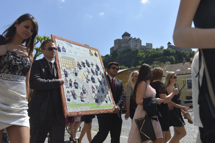 Ilustračný obrázok k článku Trenčianske maturitné tablá na FOTO: Hlasujte, ktoré je najkrajšie!