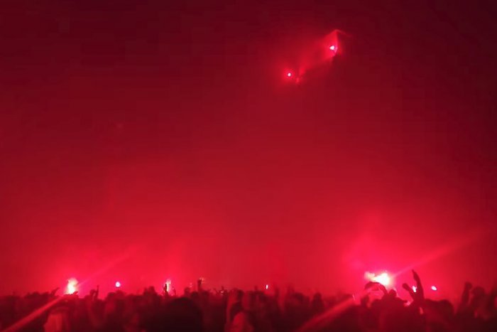 Ilustračný obrázok k článku Centrum Trnavy sa zmenilo na nepoznanie: Trojičné námestie v červenom dyme, VIDEO