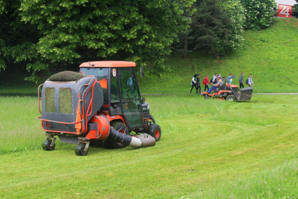 Ilustračný obrázok k článku VIDEO a FOTO: V bystrickom parku hučia kosačky. Takto dostáva nový strih
