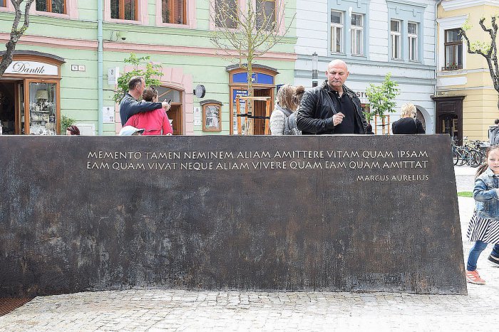 Ilustračný obrázok k článku Čo znamená tajomný nápis na trenčianskej fontáne? Slová odborníka odhalili viac