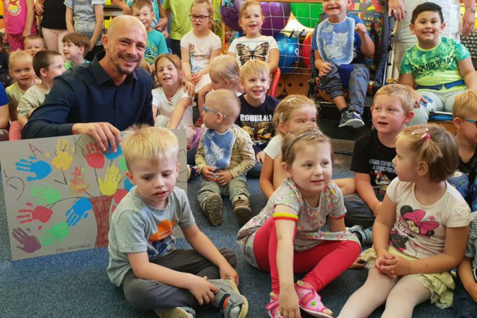 Ilustračný obrázok k článku El Maestro zavítal do detského sanatória: Darovanú sumu od fanúšikov zaokrúhlil