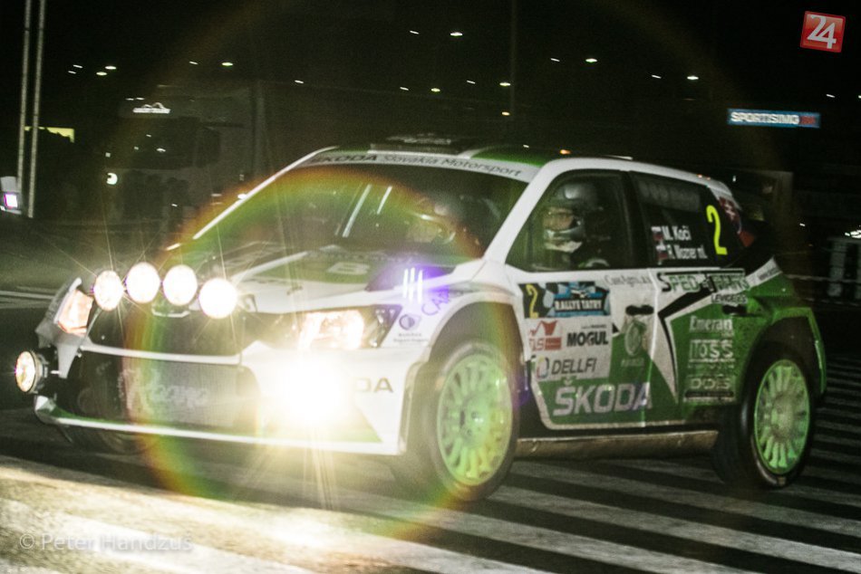 Ilustračný obrázok k článku Nočný okruh aj s kvapkami dažďa. Trať zvládla najlepšie posádka Koči - Mozner