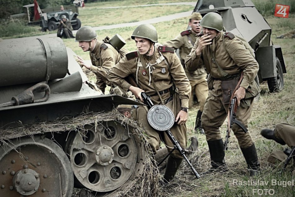 Ilustračný obrázok k článku FOTO, VIDEO: Letecký súboj a legendárny tank T-34/85, Nitra si užila ukážky bojov