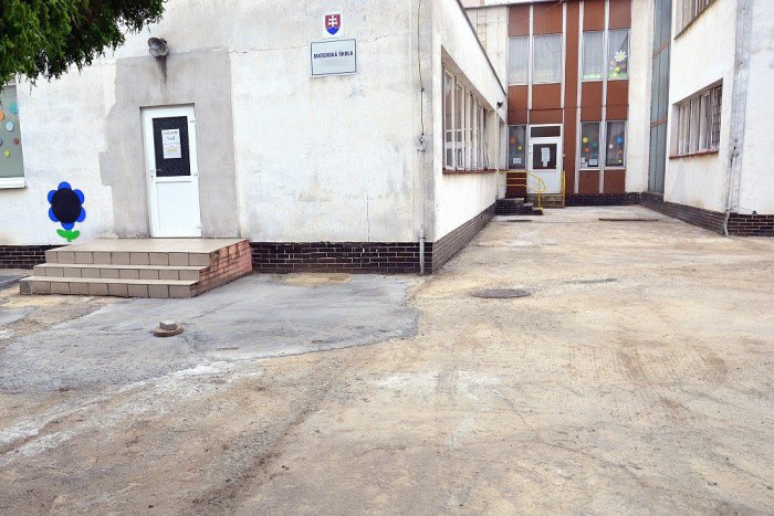 Ilustračný obrázok k článku V humenskej škôlke na Mierovej panuje pracovný ruch: Opravuje sa jej nádvorie