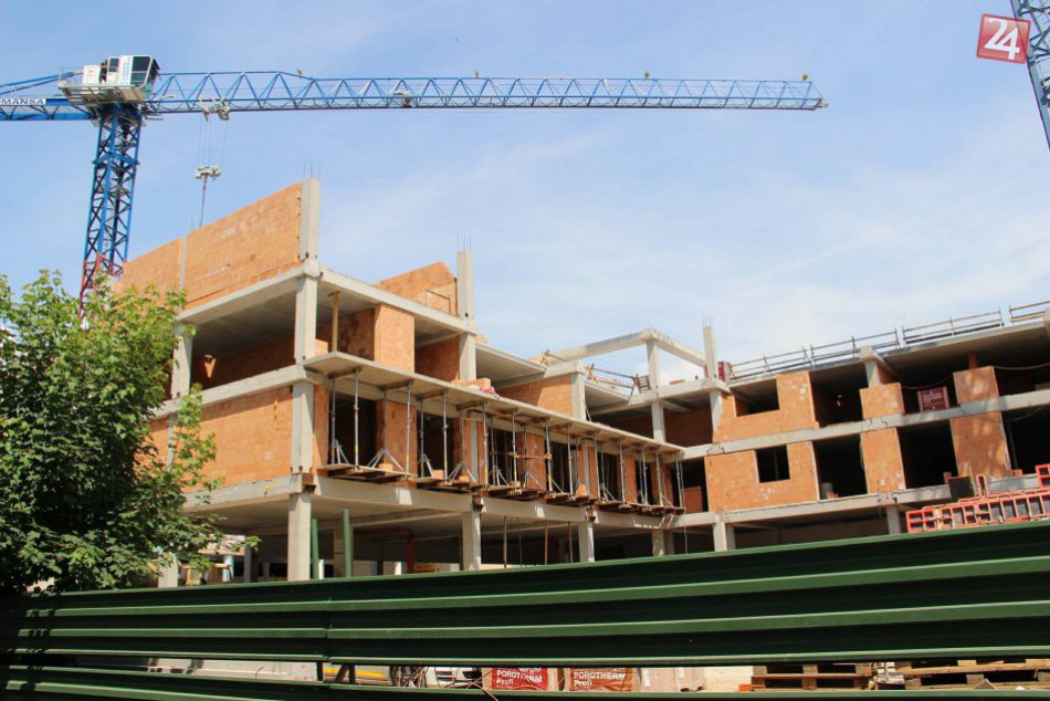 Ilustračný obrázok k článku Úraz na stavbe bytového domu v Nitre: Zraneného muža previezli do nemocnice