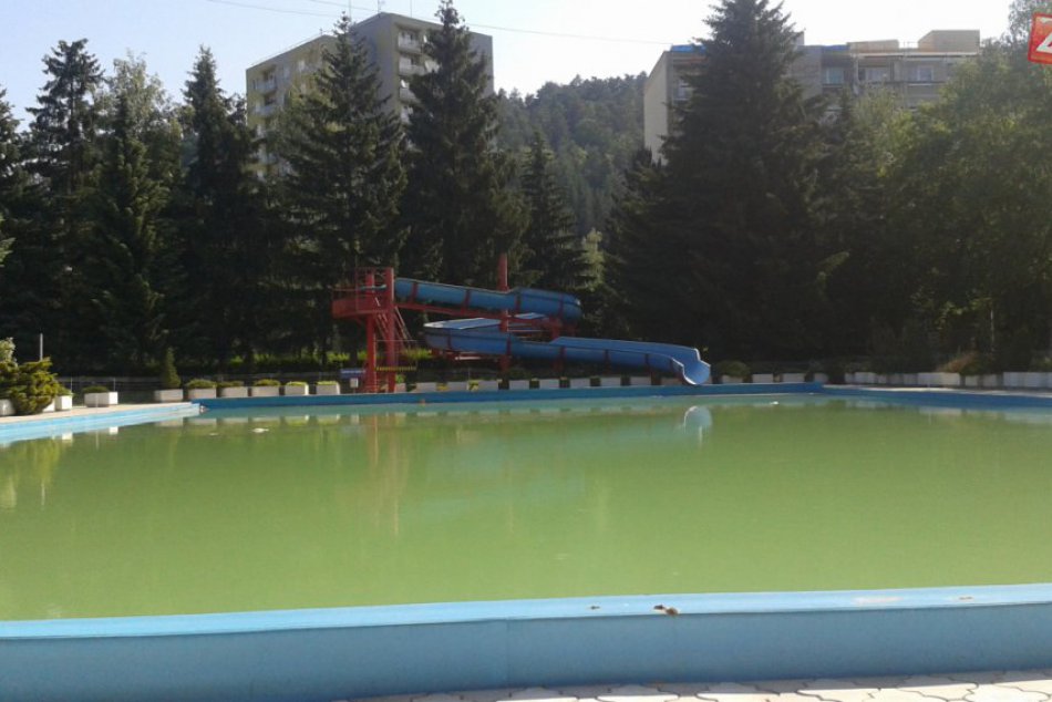 Ilustračný obrázok k článku V bazénoch sa darí baktériám: Za zlú kvalitu vody na kúpaliskách môžu často aj návštevníci