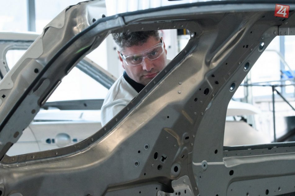 Ilustračný obrázok k článku Jaguar Land Rover sa snaží vyhnúť prepúšťaniu: V Británii dočasne obmedzuje výrobu