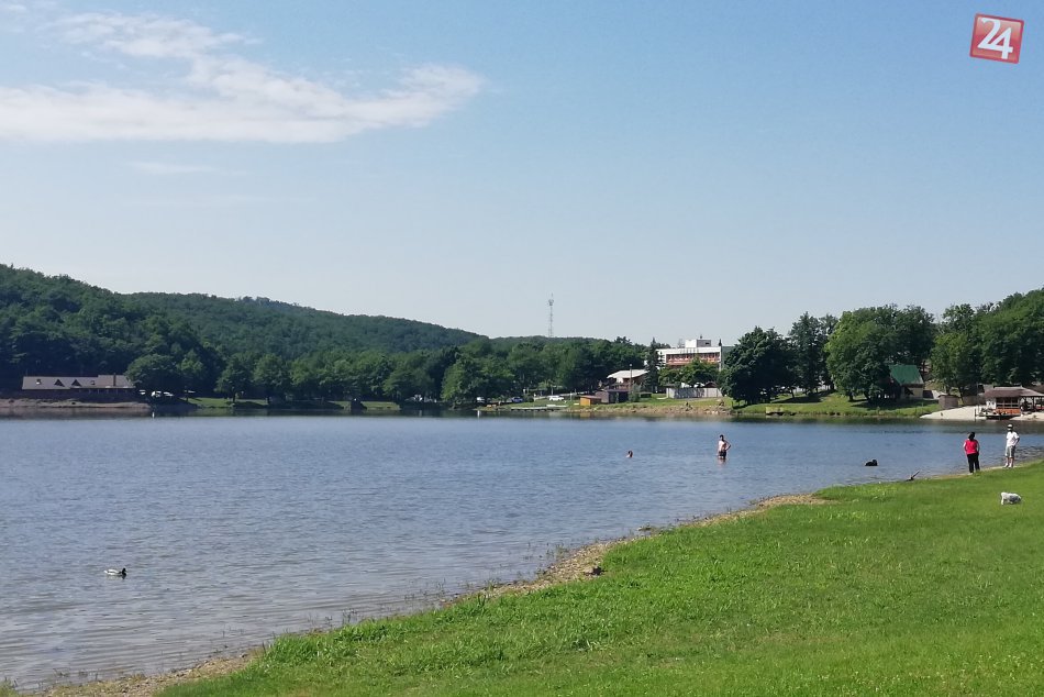 Ilustračný obrázok k článku Leto sa blíži, na Vinianske jazero prúdi čoraz viac ľudí: Vo vode už aj prví odvážlivci