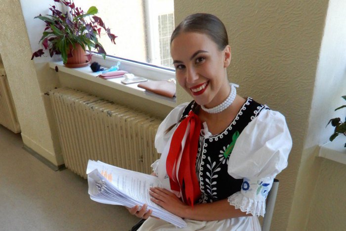 Ilustračný obrázok k článku Študentka v Humennom maturovala v kroji! Prečo si Martina vybrala takýto outfit?