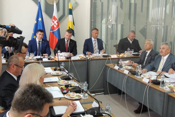 Ilustračný obrázok k článku Vláda prišla na dvojdňové výjazdové rokovanie do Fiľakova a Veľkého Krtíša