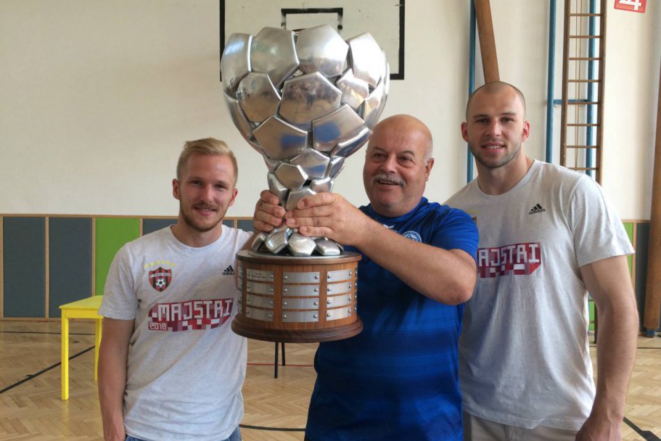 Ilustračný obrázok k článku Najcennejšia slovenská trofej premiérovo v Považskej: Priniesli ju naši rodáci