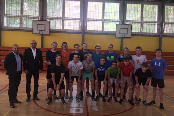 Richard Sulík s hokejovými dorastencami Spišskej Novej Vsi