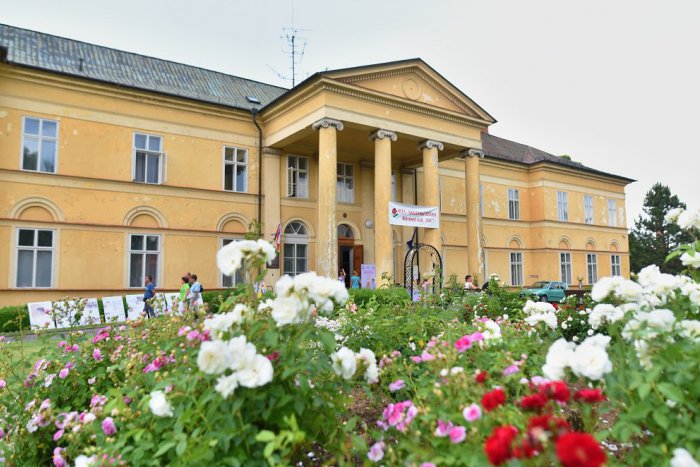 Ilustračný obrázok k článku Kaštieľ v Dolnej Krupej láka na Slávnosť ruží: Pocta grófke, koncert i rozprávka