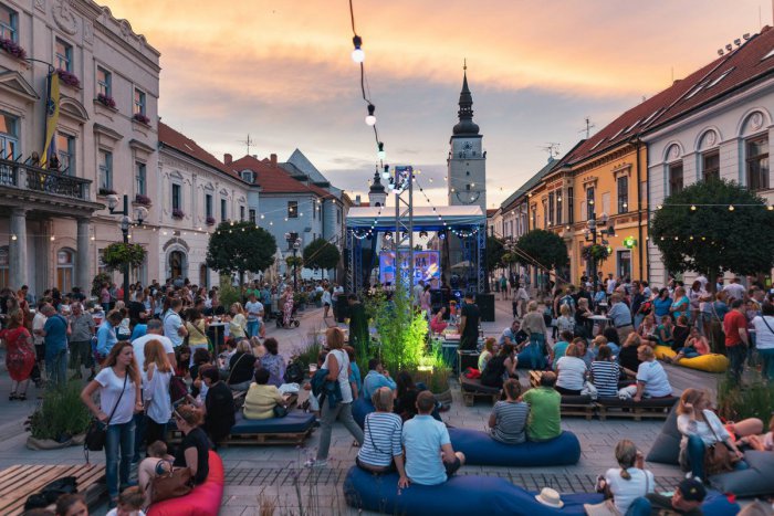 Ilustračný obrázok k článku Veľká Garden párty na korze:  Trnavčanov roztancujú horúce latino hity