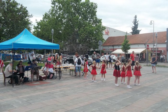 Ilustračný obrázok k článku ZUŠ-ka vybehla do ulíc: Vyučovať budú už aj vo Veči! FOTO