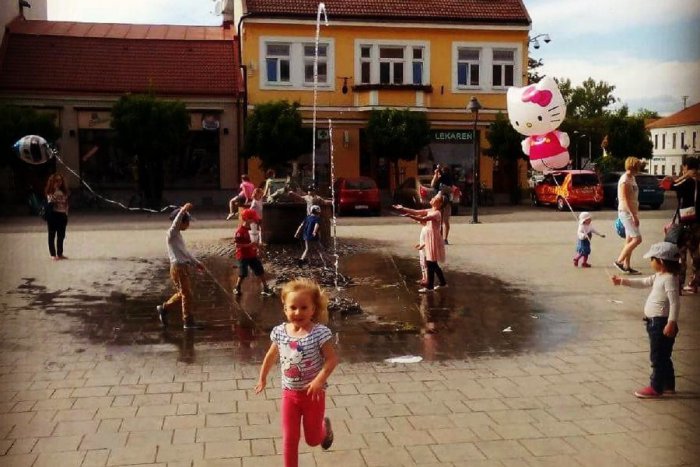 Ilustračný obrázok k článku Na Štúrovom námestí položia trávové koberce: Centrum Trenčína sa premení na zelený priestor, FOTO