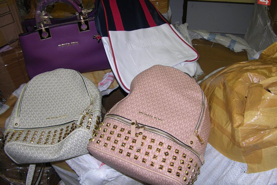 Ilustračný obrázok k článku Úlovok trnavských colníkov: Medzi tovarom falzifikáty svetoznámych značiek