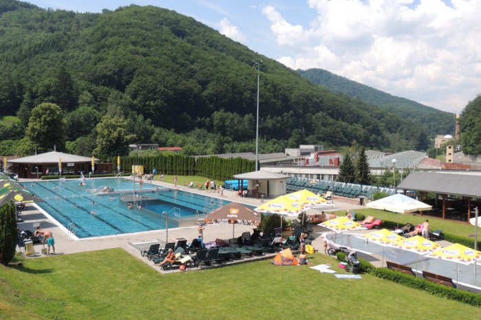 Ilustračný obrázok k článku Vyhnianske kúpalisko spustilo sezónu: Nová hala začne rásť už toto leto