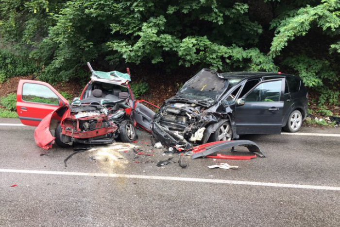 Ilustračný obrázok k článku Nehoda 2 áut neďaleko Bystrice. V opatere záchranárov skončila zranená osoba