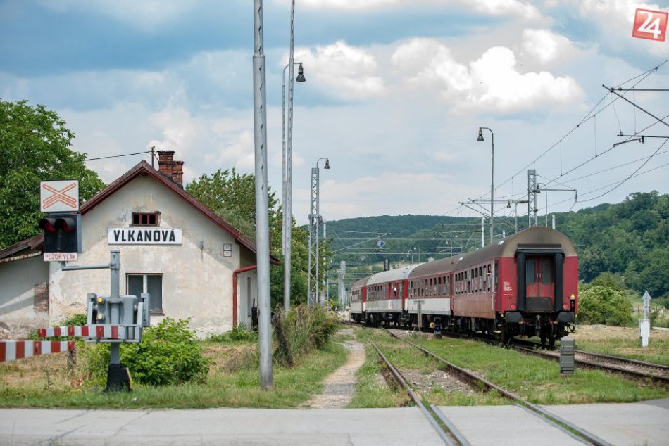 Ilustračný obrázok k článku Do Vlkanovej denne dochádza 1700 ľudí z Bystrice a Zvolena. Čo by im mohlo pomôcť?