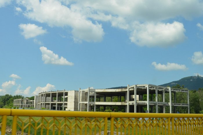 Ilustračný obrázok k článku Skelet budúceho Living parku v Nitre po 10 rokoch ožíva: Začali sa prípravné práce