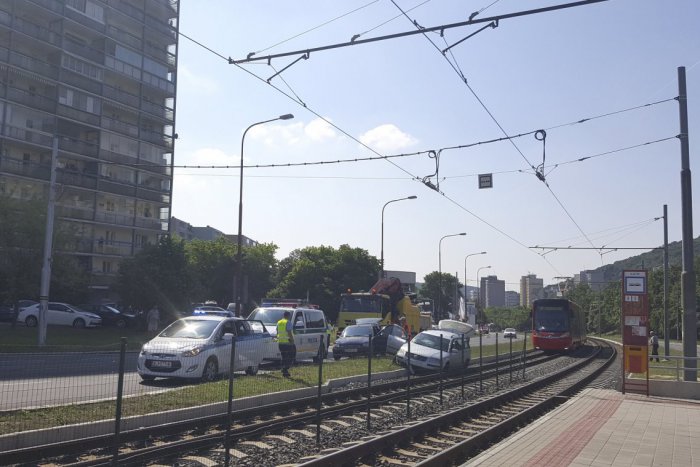 Ilustračný obrázok k článku Pre auto na koľajniciach v Dúbravke nepremávajú električky 4 a 5