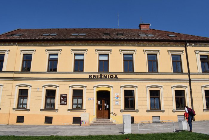 Ilustračný obrázok k článku Knižnica v Trenčíne sa prerába: Letnú čitáreň dočasne presťahovali, FOTO