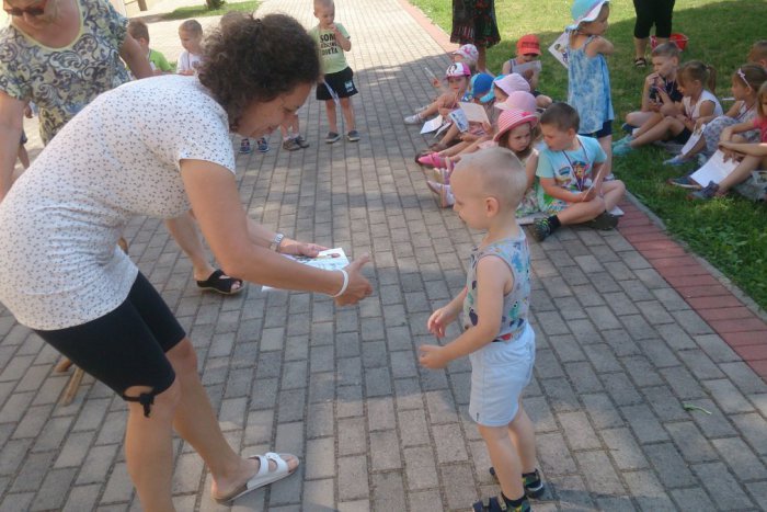 Ilustračný obrázok k článku FOTO, Šalianske Májovky poctivo bicyklovali: K MDD dostali sladké odmeny
