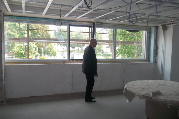 Ilustračný obrázok k článku FOTO, Mestský úrad, ako ste ho nevideli: Na oknách budú žalúzie so senzormi