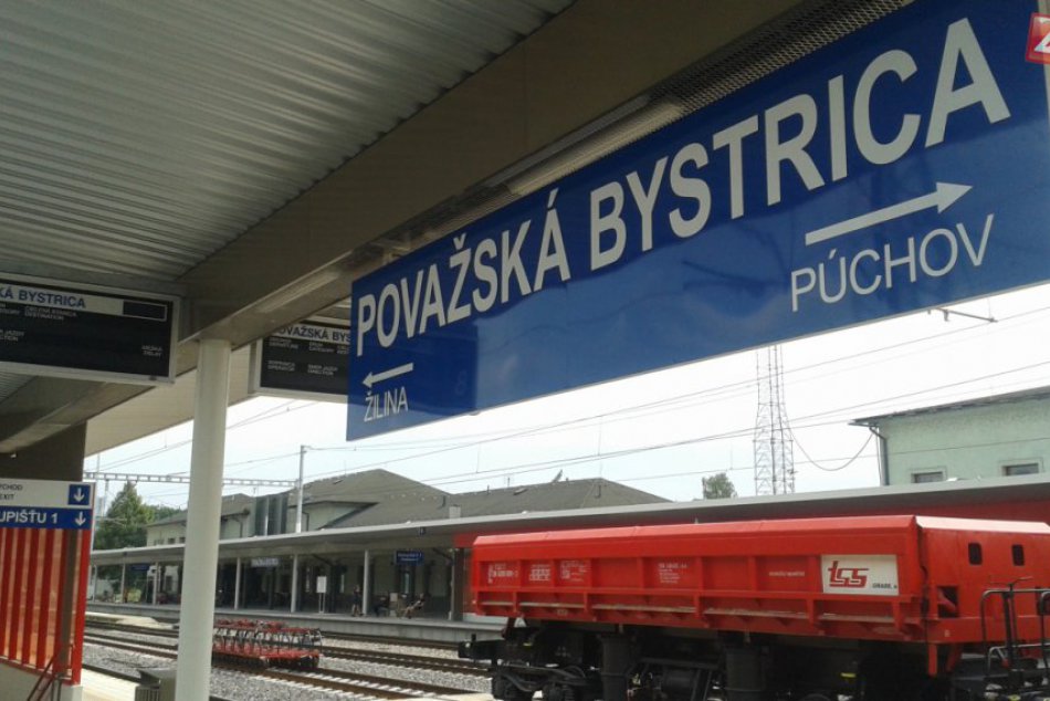 Ilustračný obrázok k článku V Považskej vyskočil muž z idúceho vlaku: Sanitka ho odviezla do nemocnice