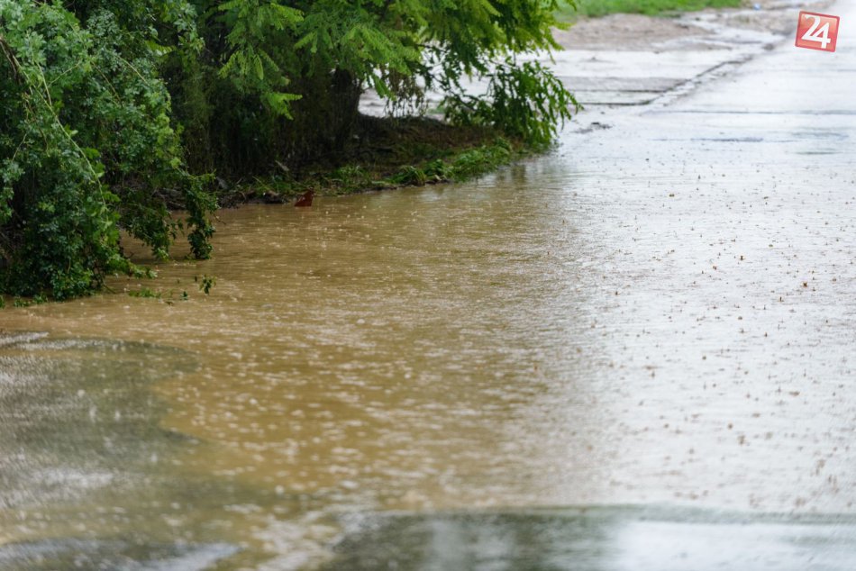 Ilustračný obrázok k článku Teploty opäť zamieria nad 30 °C: K horúčave sa pridajú aj veľmi silné búrky