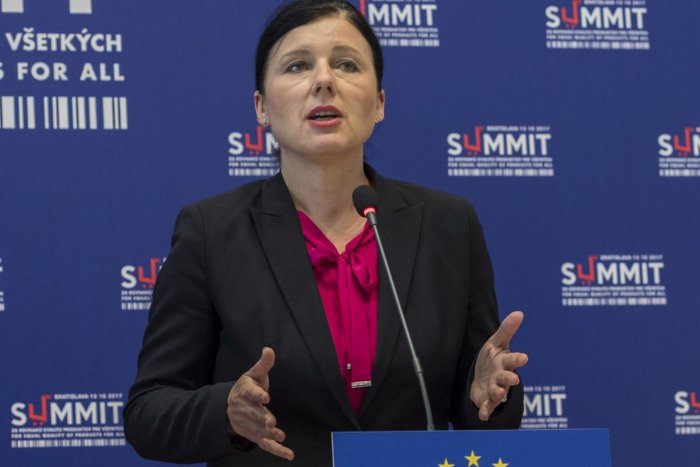 Ilustračný obrázok k článku Na Slovensko príde eurokomisárka Jourová: Zaujímať sa bude o Kuciaka a Rómov