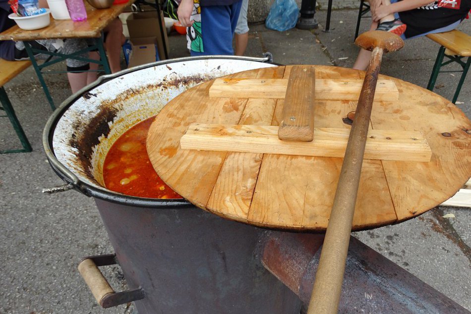 Ilustračný obrázok k článku V Kobylách to bude rozvoniavať gulášom: Rozlúčte sa s letom pri dobrom kotlíkovom