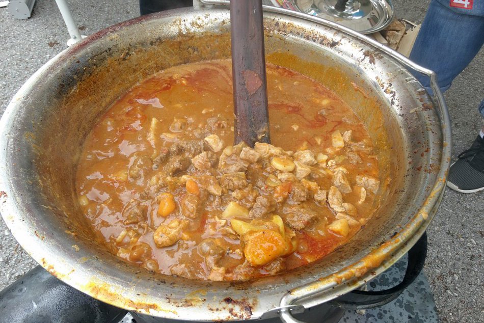 Ilustračný obrázok k článku Študenti vymenili učebnice za zásteru: Kto si odniesol zlatú varechu za najlepší guláš? FOTO a VIDEO!