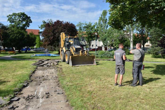 Ilustračný obrázok k článku Nové Mesto obnovuje park na Ľudovom námestí